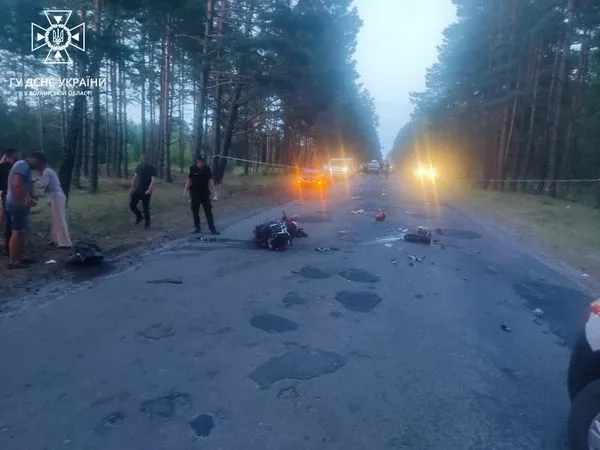 Четверо потерпілих: на Камінь-Каширщині не розминулися авто і мотоцикл (фото, відео, оновлено)