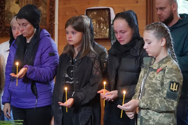 Залишилась дружина та 12-річна донечка: у Володимирі провели в останню дорогу Андрія Рудакова (фото)