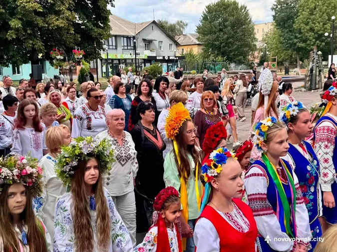 У Нововолинську сотні людей пройшли святковою ходою у вишиванках (фото)