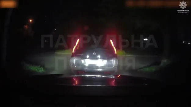На авто і пішки: у Луцьку вночі п'яний водій тікав від копів (відео)