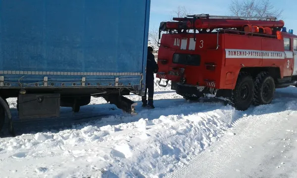 На Волині у сніговому заметі застрягла вантажівка (фото)