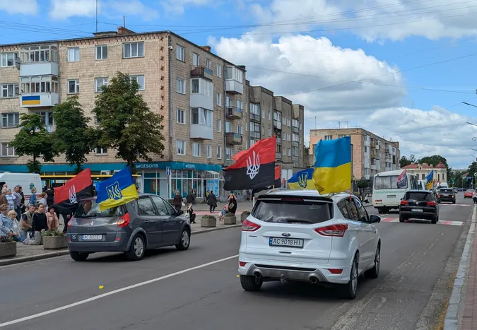 Майже рік вважався зниклим безвісти: Ковель навколішки попрощався з Героєм Віктором Дорощуком