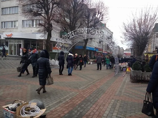 У центрі Луцька встановлюють новорічні арки (фото)