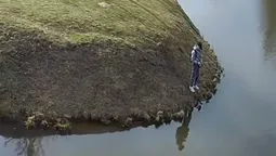 У Луцьку підлітки рибалили посеред центрального парку (відео)