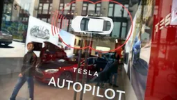 Оприлюднили проморолик першого автопілота Tesla