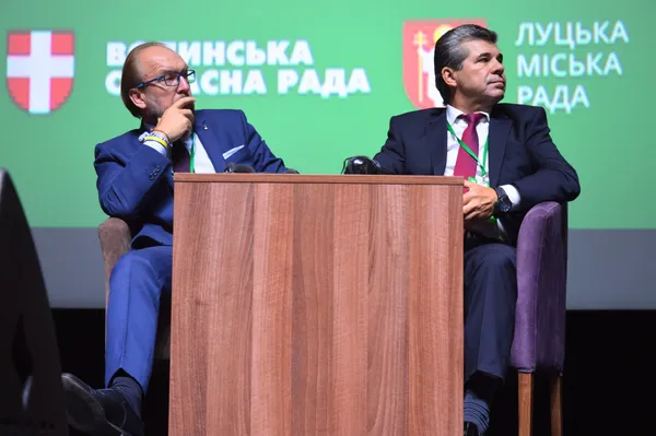Праворуч голова Державної служби зайнятості Валерій Ярошенко