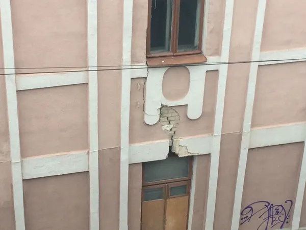З будинку в центрі Луцька посипалася цегла (фото, відео)