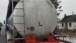 На Волині поліцейські виявили автоцистерну з «лівим» пальним (фото, відео)