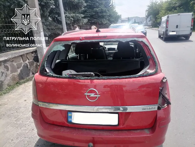 У Ковелі вантажівка протаранила припаркований «опель» і поїхала далі (фото, відео)
