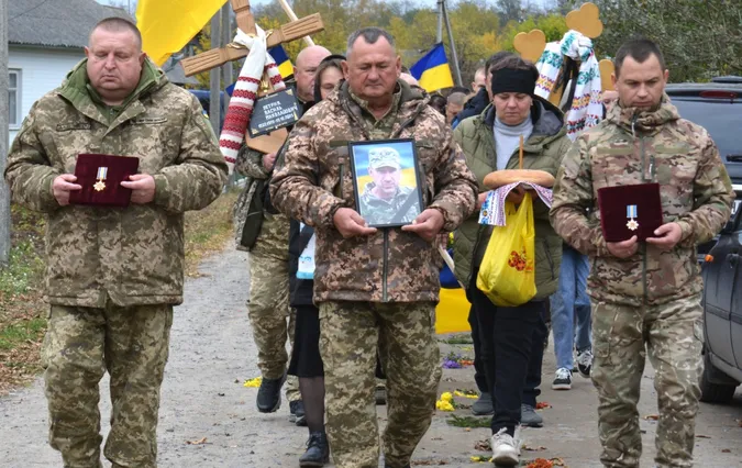 Без тата – четверо дітей: на Волині попрощалися із воїном Василем Петриком (фото)
