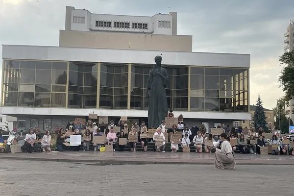 «Геть Сирського»: у Луцьку тривають мітинги на підтримку Федорова (фото)