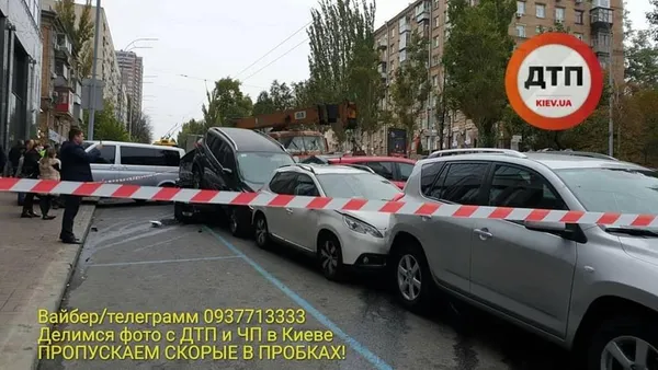 Масштабна аварія в Києві: автокран «зім'яв» 18 автомобілів (фото, відео)