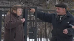 Дружили сім'ями, а тепер воюють: у Луцьку – скандал між сусідами через дерева і труби (відео)