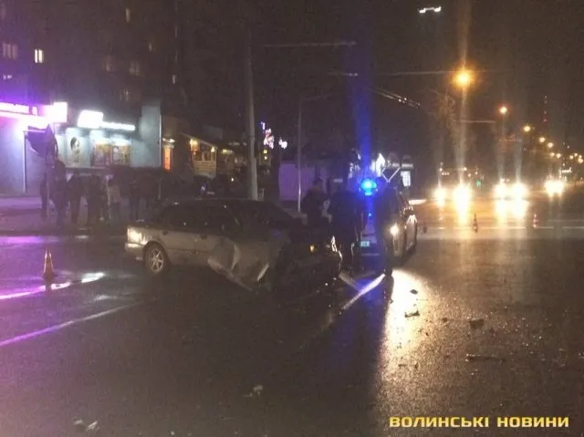 ДТП на Соборності: автівка збила світлофор (фото)