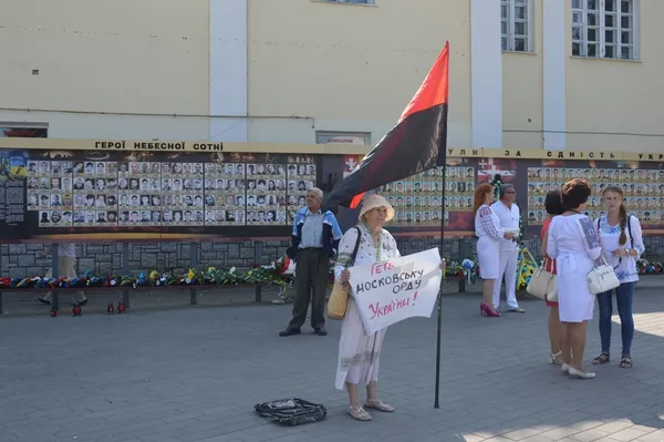 Як лучани «вишили» тілами в'їзну вежу замку Любарта (фото)