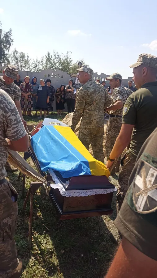 У Ратному попрощалися з бійцем ЗСУ Ростиславом Маринчуком (фото)