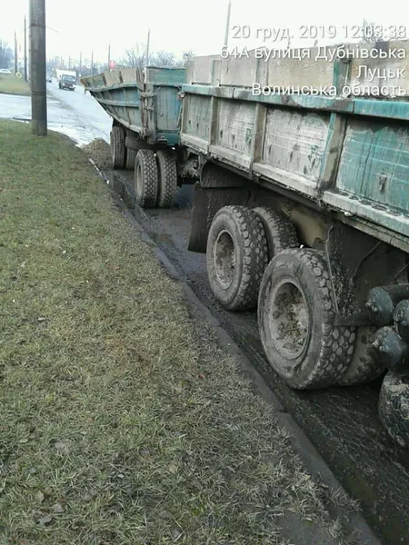 У Луцьку з вантажівки розсипався жом та засмердів усю Дубнівську (фото)