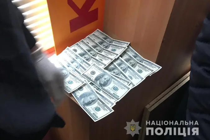 Вимагав дві тисячі доларів: у Луцьку на хабарі спіймали адвоката (фото)