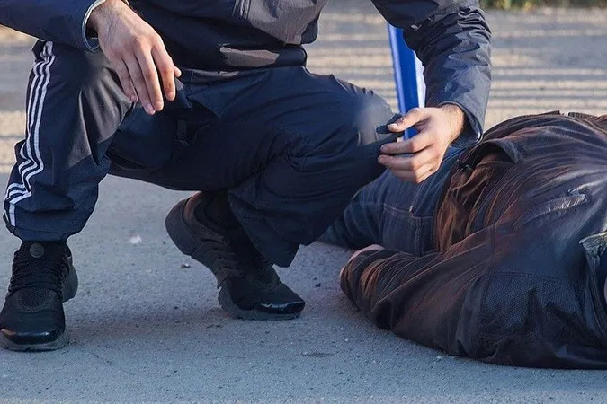 Відгамселив і пішов: у центрі Луцька побилися двоє молодиків (відео)