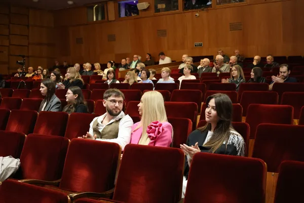Тарас Шкітер привітав працівників Волинського драмтеатру з професійним святом (фото)