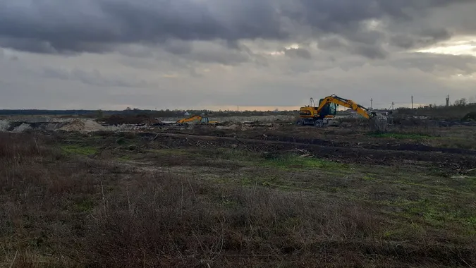 Відкрили кримінал: на Волині невідомі екскаваторами копали пісок (фото)