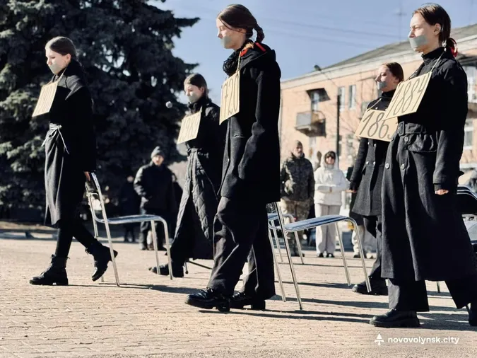 Зв'язані руки та скотч на вустах: на Волині діти провели перформанс (фото)