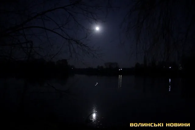 Якою на Волині побачили Суперповню або Рожевий Місяць (фото)