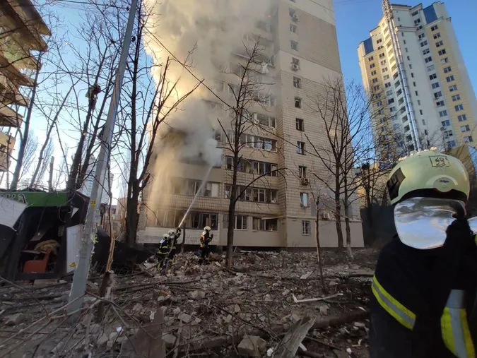 Ворожа ракета рознесла будинок у Шевченківському районі Києва: є постраждалі (фото)