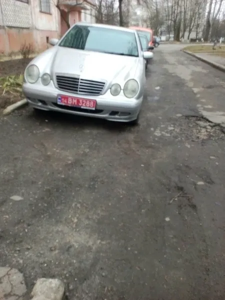 Лучани відповідатимуть за припарковані на газонах авто  (фото)
