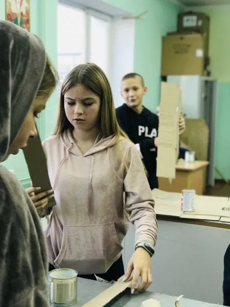 У Баєві школярі на уроках трудового навчання виготовляють окопні свічки (фото)