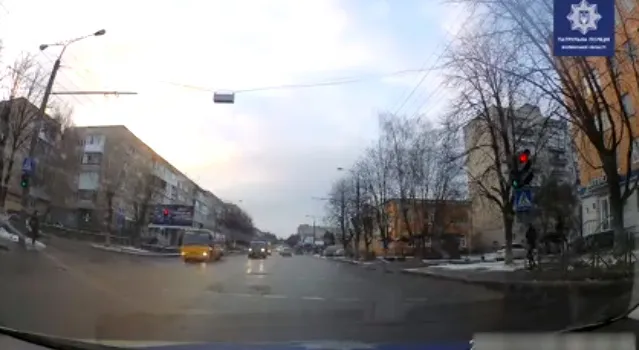 У Луцьку маршрутка «пролетіла» на червоне світло (відео)