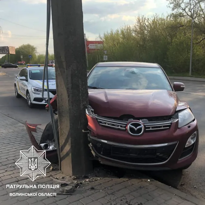У Луцьку «мазда» влетіла в електроопору: водій був п’яний (фото)