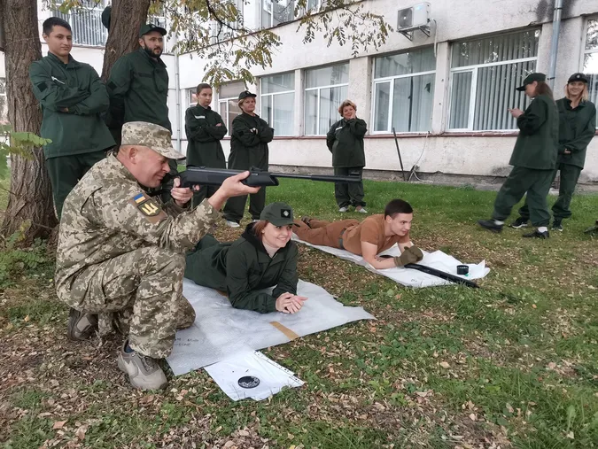 Луцькі депутати навчилися володіти зброєю (фото)