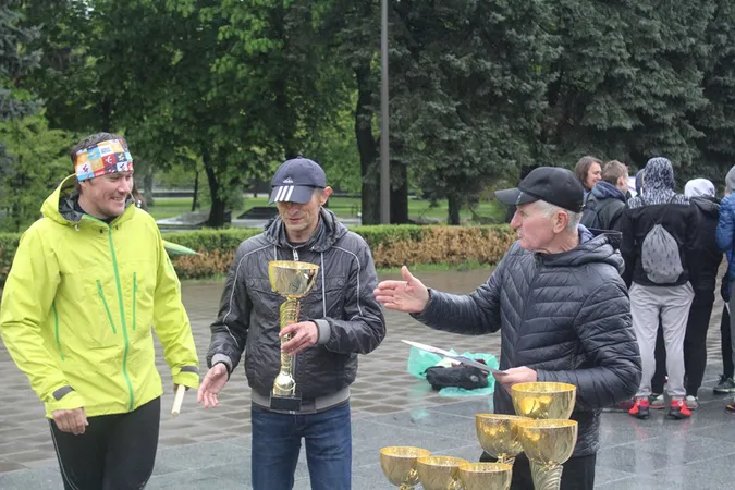 Дощ і перемоги: в Луцьку відбулася легкоатлетична естафета (фото)