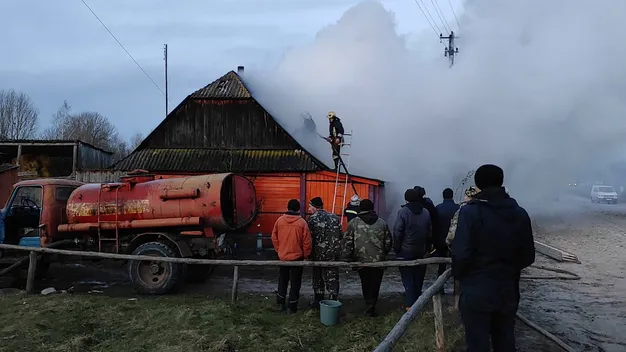 У Камінь-Каширському районі горів дерев'яний будинок (фото, відео)