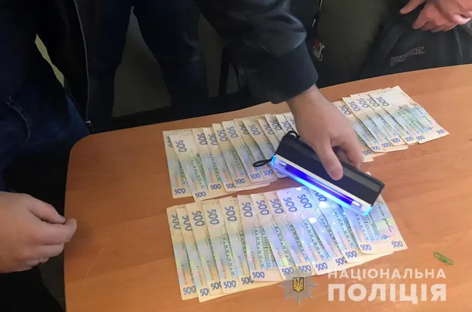 На Волині інженера викрили на хабарі за сертифікат на автомобіль