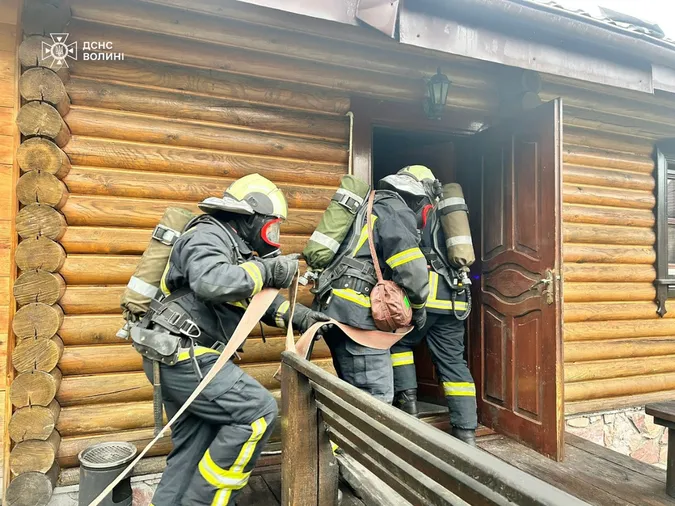 Пожежа у лазні: волинські рятувальники провели навчання на території екоресторації (фото)