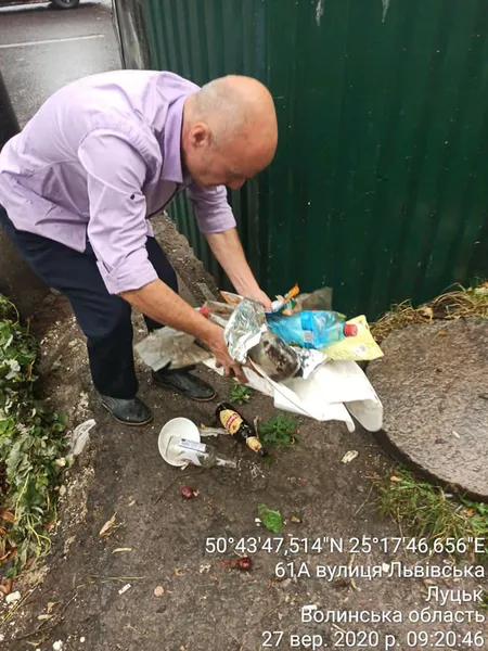 Муніципали зловили лучанина, який викидав сміття під контейнер (фото)