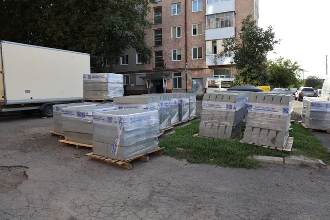 Зони паркінгу та відпочинку: на вулиці В’ячеслава Хурсенка в Луцьку ремонтуватимуть двір (фото)