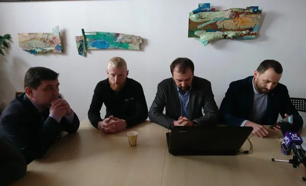 Експерти Волинського ЦРУ Сергій Григоренко (крайній справа) та Тарас Яковлев (ліворуч від Григоренка)