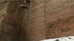 Хотіли увіковічнитися: вандали розписали стіни Луцького замку (фотофакт)