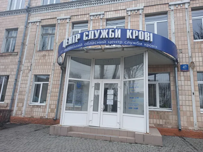 Лучани масово здають кров на потреби армії: не вистачає контейнерів