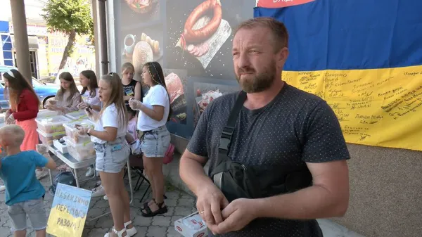 Авторка нової поштової марки з Волині продає з друзями пончики, щоб допомоги ЗСУ (відео)