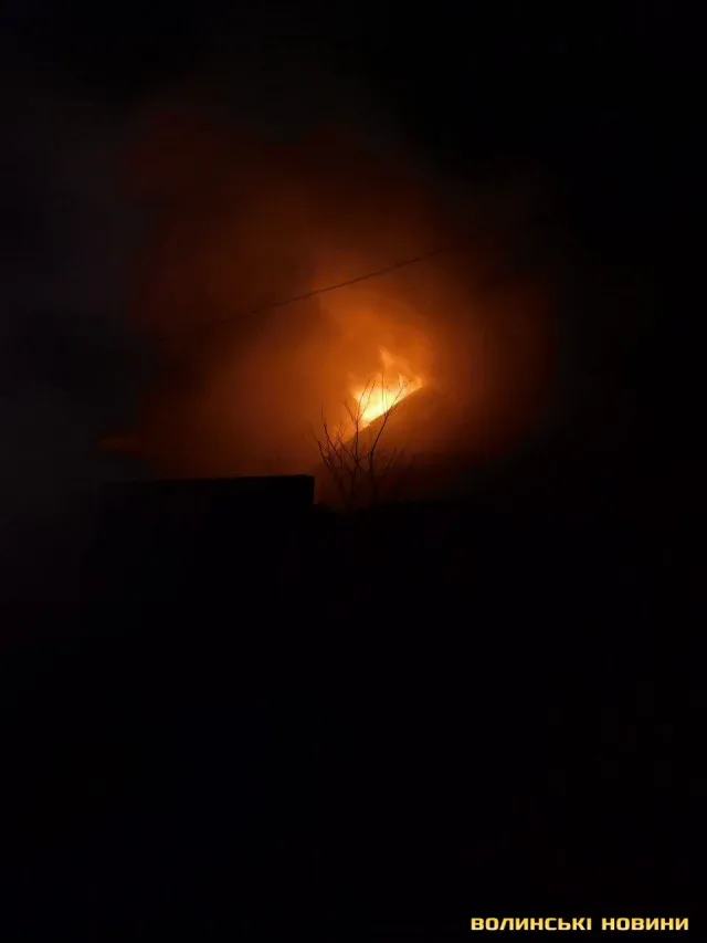 У Луцьку уночі горів будинок (фото, відео)