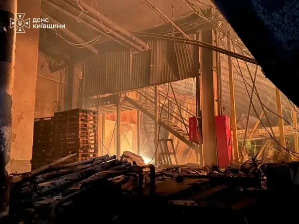Трагічна ніч на Київщині: ворог забрав життя 14 людей, десятки поранених та палаючі підприємства