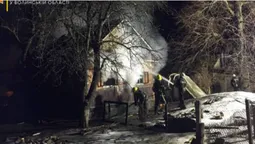 Горів будинок: на Волині перехожий повідомив про нічну пожежу (відео)