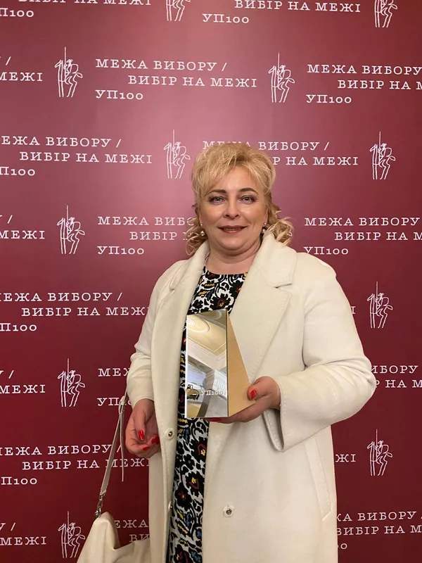 Луцькій волонтерці, якій заборонили перевозити загиблих бійців, вручили престижну премію
