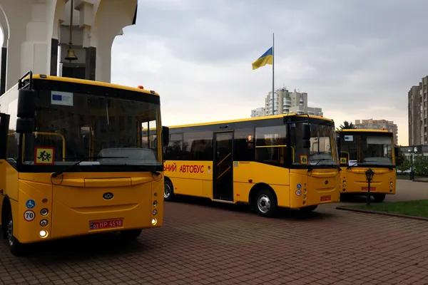 Чотири волинські громади отримали сучасні шкільні автобуси (фото)