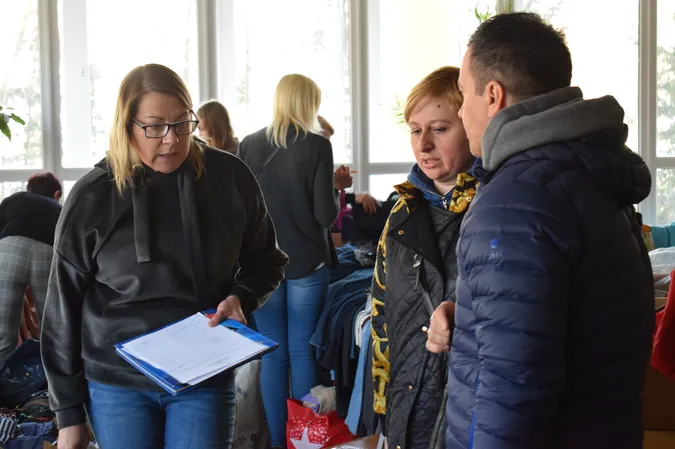 У луцькому Палаці учнівської молоді – пункт видачі допомоги переселенцям (фото)