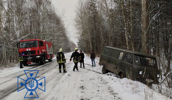 На Волині автомобіль Укрпошти злетів у кювет (фото)